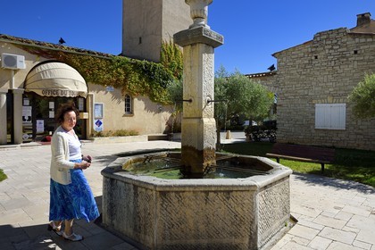 France, Var (83), Parc Naturel Régional du Verdon, Les Salles-sur-Verdon, Jeanne Battaglini qui a vu disparaitre l'ancien village lors de la construction du barrage du lac de Sainte Croix