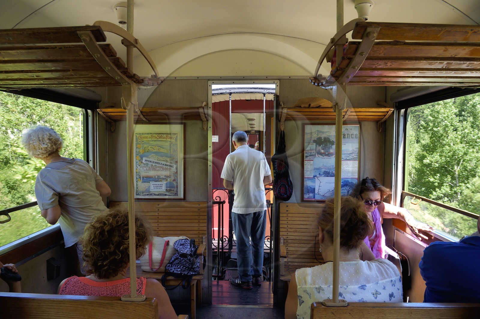France, Alpes-de-Haute-Provence (04), entre Annot et Saint-Benoit, à bord d'une voiture voyageur du Train des Pignes