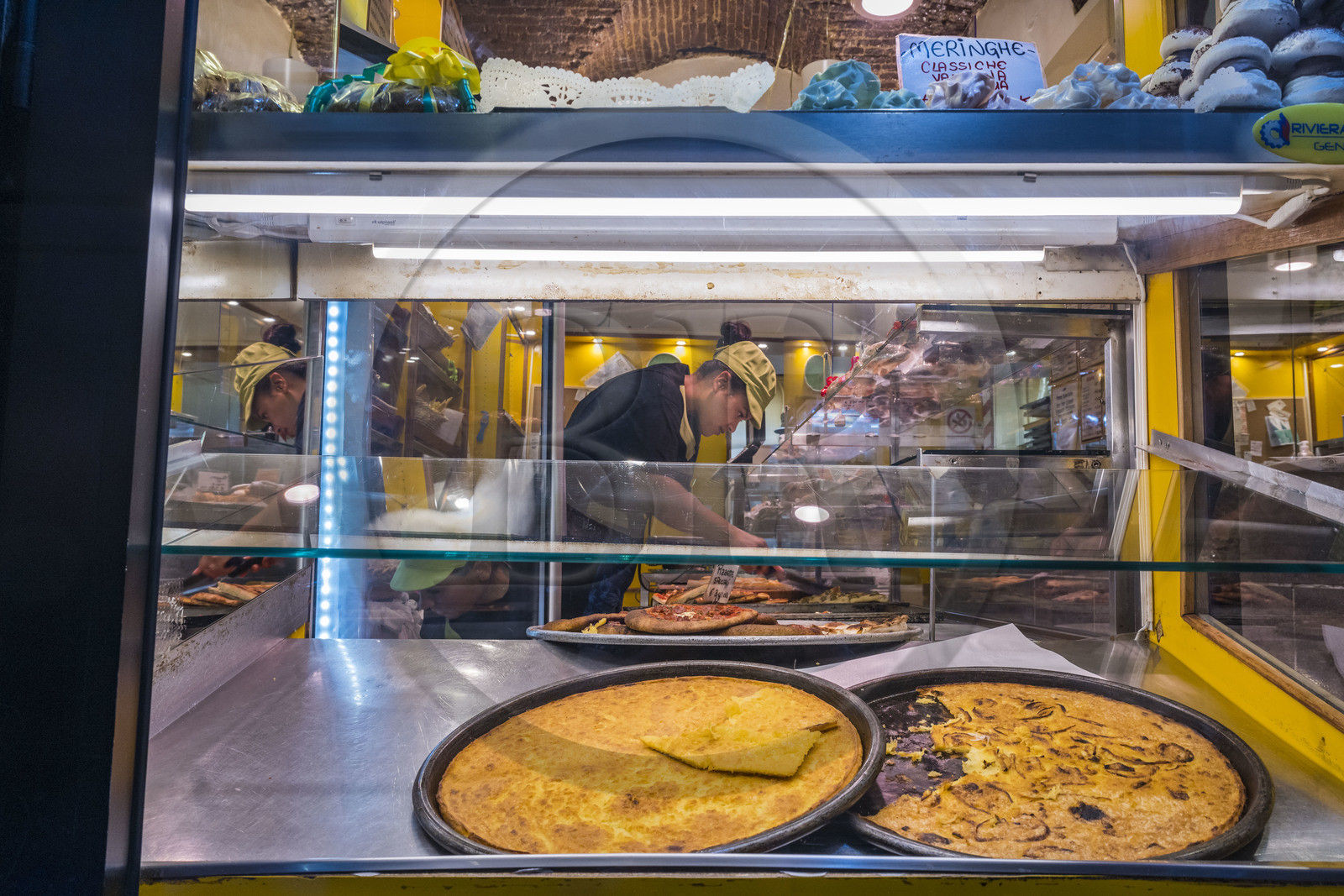 Italy, Liguria, Genoa, focacceria Focaccia e Dintorni Via di Canneto Il Curto, sale of focaccia