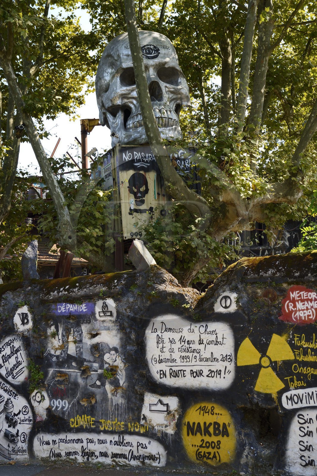 France, Rhône (69), Saint-Romain-au-Mont-d'Or, la Demeure du Chaos, l'œuvre d'art est basé sur la transformation sans fin de la maison du XVIIème siècle de l'artiste plasticien Thierry Ehrmann en une réplique de zone de guerre à l'image du monde présent