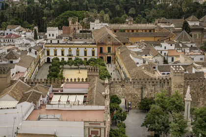 Espagne, Andalousie, Séville, plaza del Triunfo, Alcazar de Séville (Reales Alcazares de Sevilla), classé Patrimoine Mondial de l'UNESCO, entouré par ses murailles