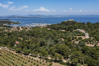 France, Var (83), Iles d'Hyères, parc national de Port Cros, Ile de Porquerolles, le moulin à vent, le village et le port de Porquerolles dominés par le chateau Sainte-Agathe (vue aérienne)