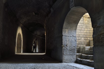 France, Bouches-du-Rhône (13), Arles, les Arènes, amphithéâtre romain de 80-90 après JC, classé Patrimoine Mondial de l'UNESCO, sous les tribunes