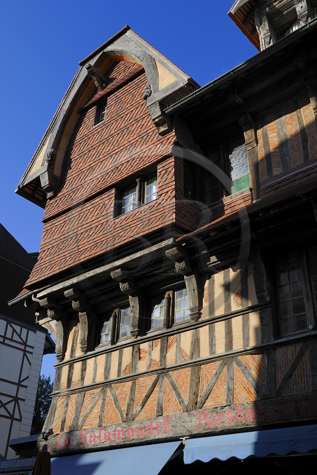 France, Seine-Maritime (76), Pays de Caux, Côte d'Albâtre, Etretat, maison traditionnelle à colombages et hotel restaurant la Salamandre