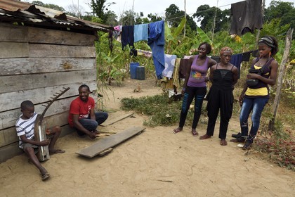 Gabon, province de Ogooué- Maritime, Omboué, région du Loango, joueur de harpe africaine n'gombi