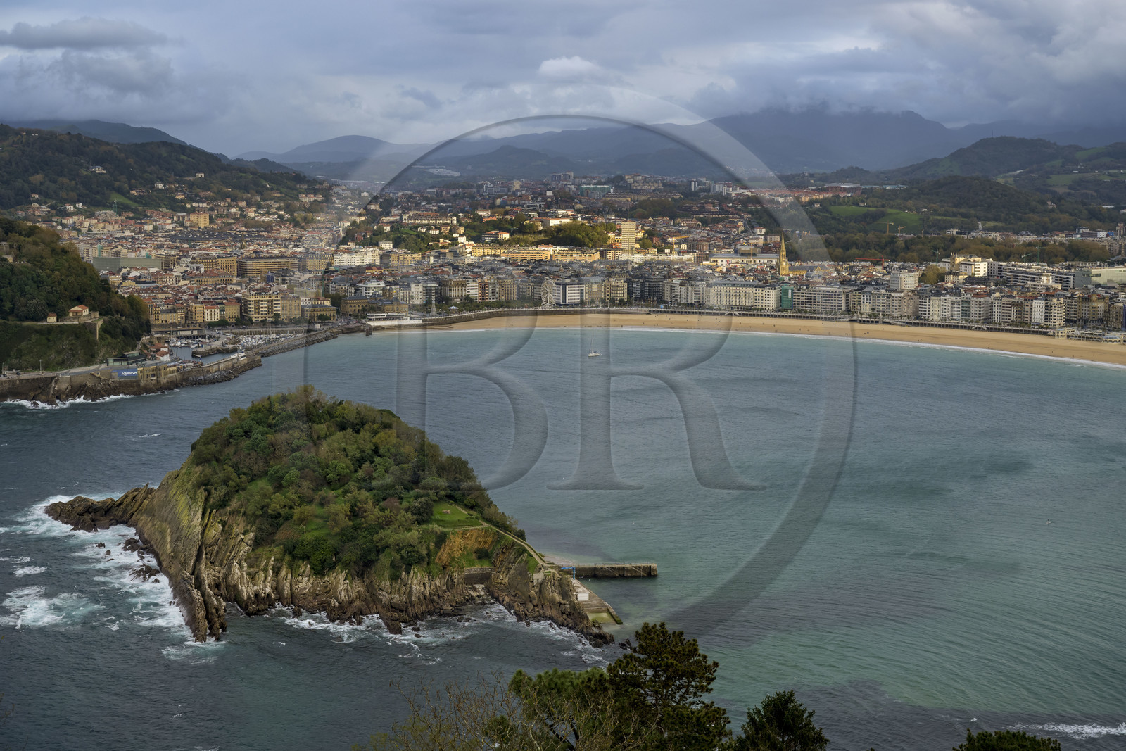 Spain, province of Gipuzkoa (Gipuzkoa), San Sebastian (Donostia), La Concha Bay and the city seen from Mount Igeldo