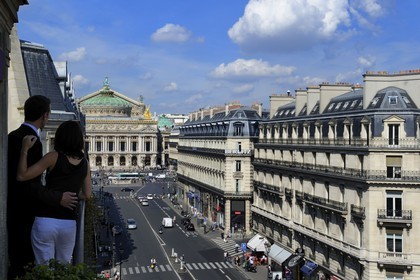 France, Paris (75), avenue de l'Opéra, couple d'amoureux sur le balcon d'une suite de l'hôtel Edouard 7 avec l'Opéra Garnier (1875) en arrière-plan