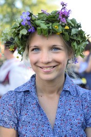 Suède, comté de Dalécarlie, région de Leksand, célébrations du solstice d'été dans le petit hameau de Hjulbäck, couronne de fleures pour jeunes filles célibataires