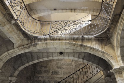 France, Hérault (34), Pézenas, vieille ville, Maison des pauvres avec son escalier et ses ferronneries du XVIIIe siècle