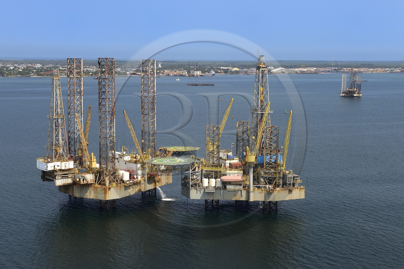 Gabon, Province de Ogooué-Maritime, Port-Gentil, plate-forme pétrolière dans la baie du Cap Lopez (vue aérienne)