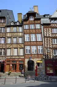 France, Ille-et-Vilaine (35), Rennes,  la place du Champ Jacquet est bordée de maisons à pans de bois du XVIIème siècle