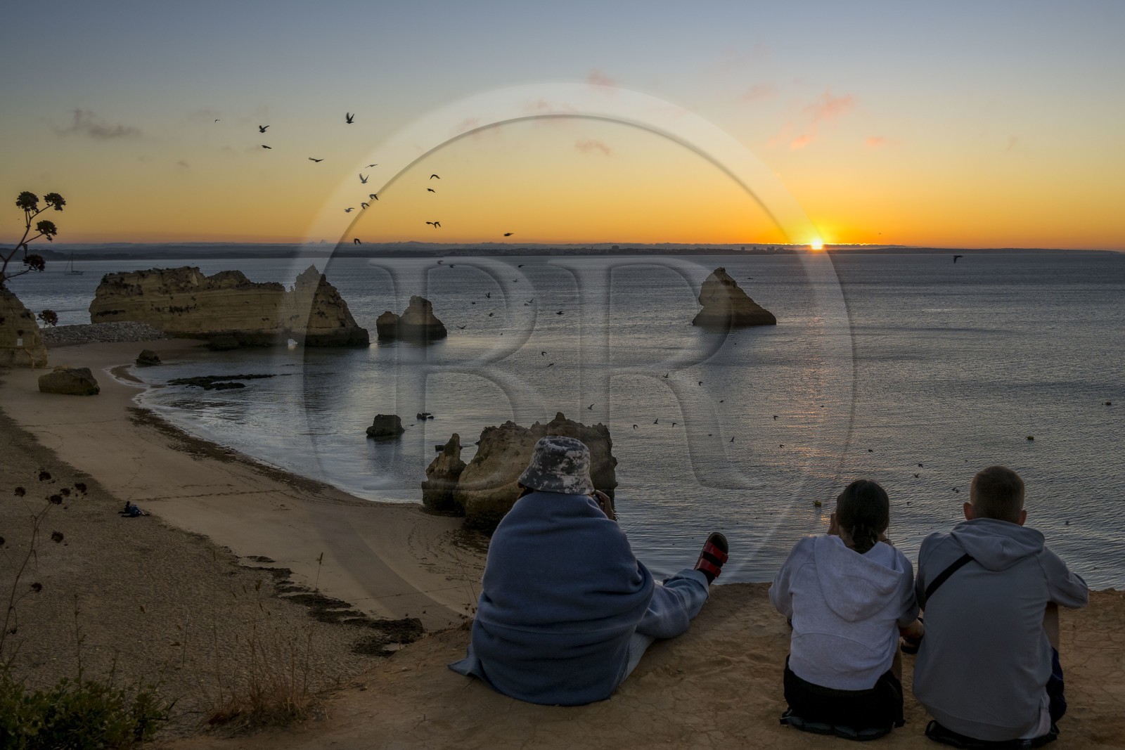 Portugal, Algarve, Lagos, lever de soleil sur la plage de Praia Dona Ana bordée par des falaises escarpées