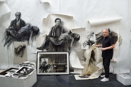 France, Ivry-sur-Seine (94), l'artiste plasticien Ernest Pignon-Ernest dans son atelier
