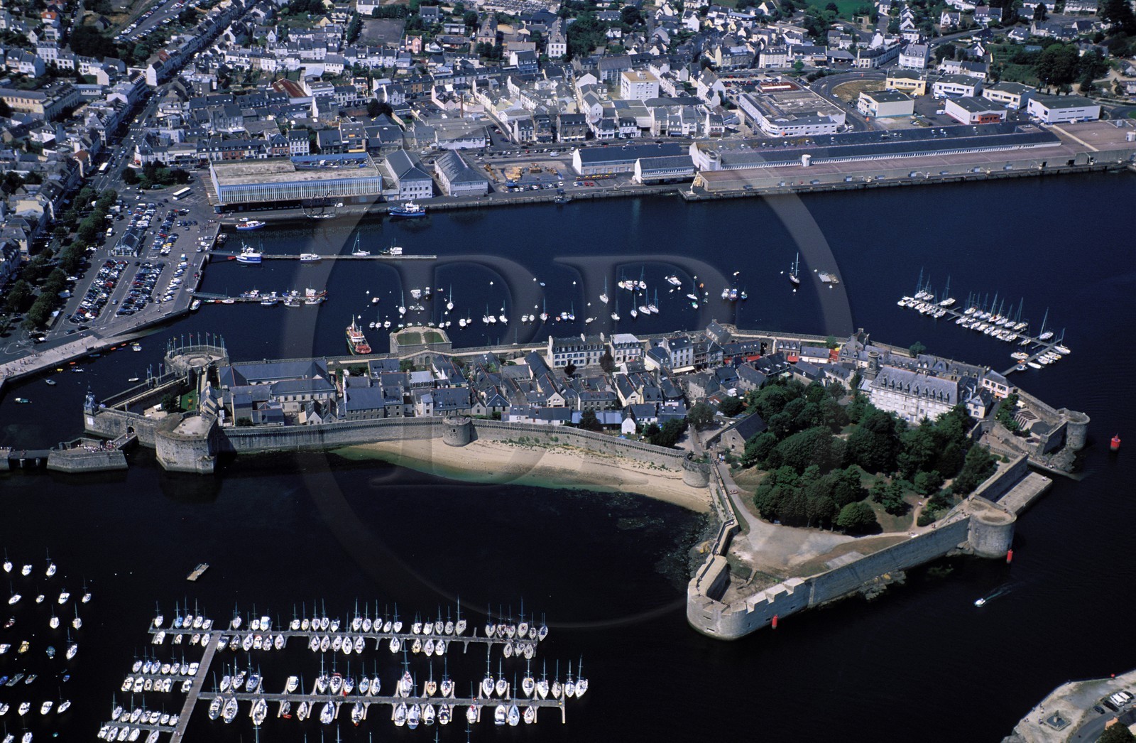France, Finistère (29), Concarneau, la ville close entourée de remparts (vue aérienne)
