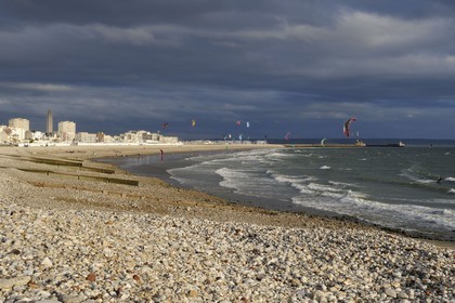 France, Seine-Maritime (76), Le Havre, kitesurfing sur la grande plage