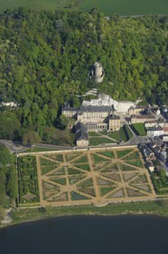 France, Val-d'Oise (95), La Roche-Guyon, labellisé Les Plus Beaux Villages de France, le château (vue aérienne)