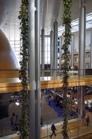 France, Bas-Rhin (67), Strasbourg, quartier européen, le Parlement européen, les abords de la grande rue et la partie extérieure de l'hémicycle sur la gauche dans le batiment Louise-Weiss