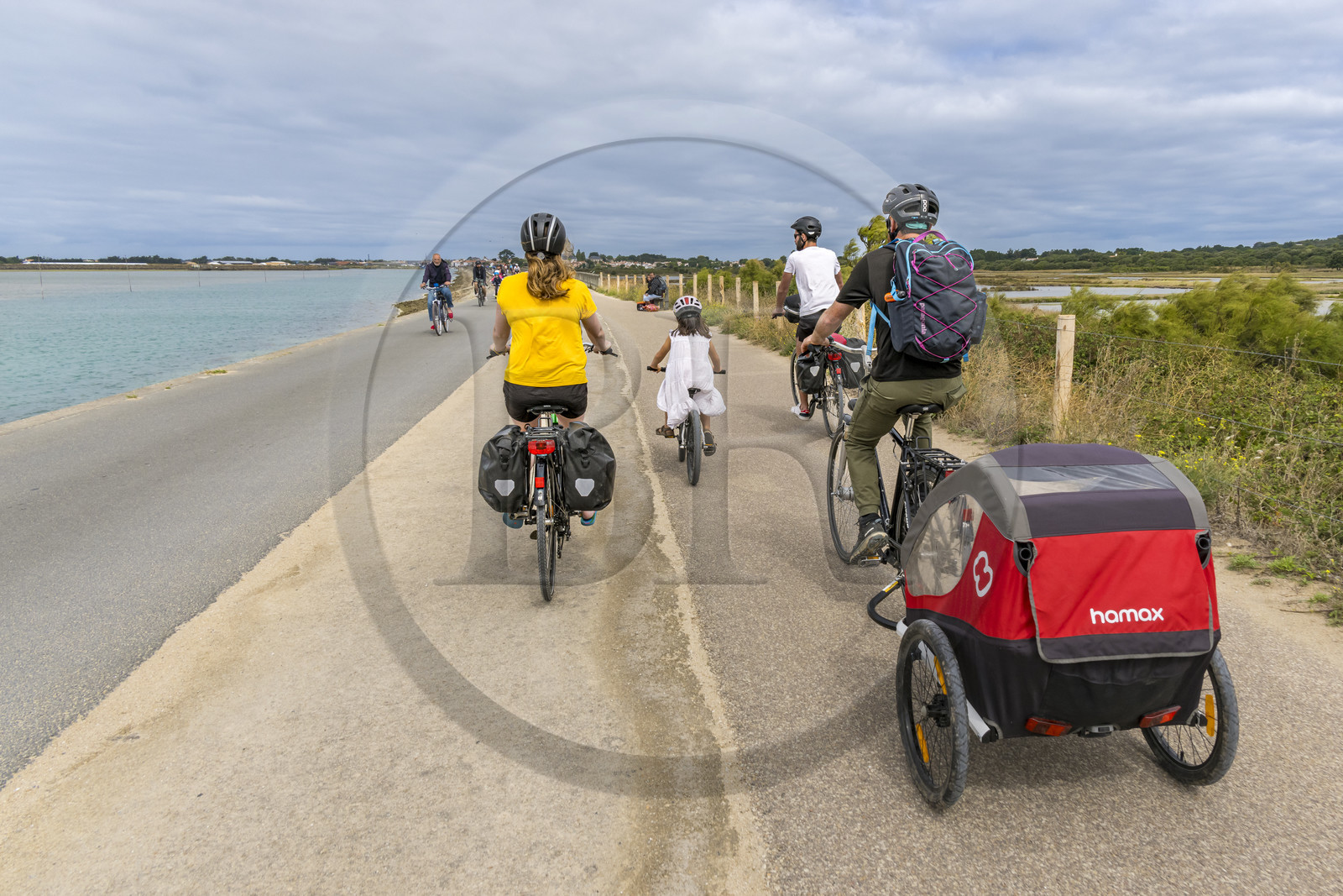 France, Vendée (85), île de Noirmoutier, Noirmoutier-en-l'Ile, randonnée à bicyclette le long de la jetée du port