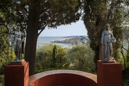 France, Alpes-Maritimes (06), Menton, Domaine des Colombieres, vue sur la ville depuis le jardin du domaine créé par Ferdinand Bac