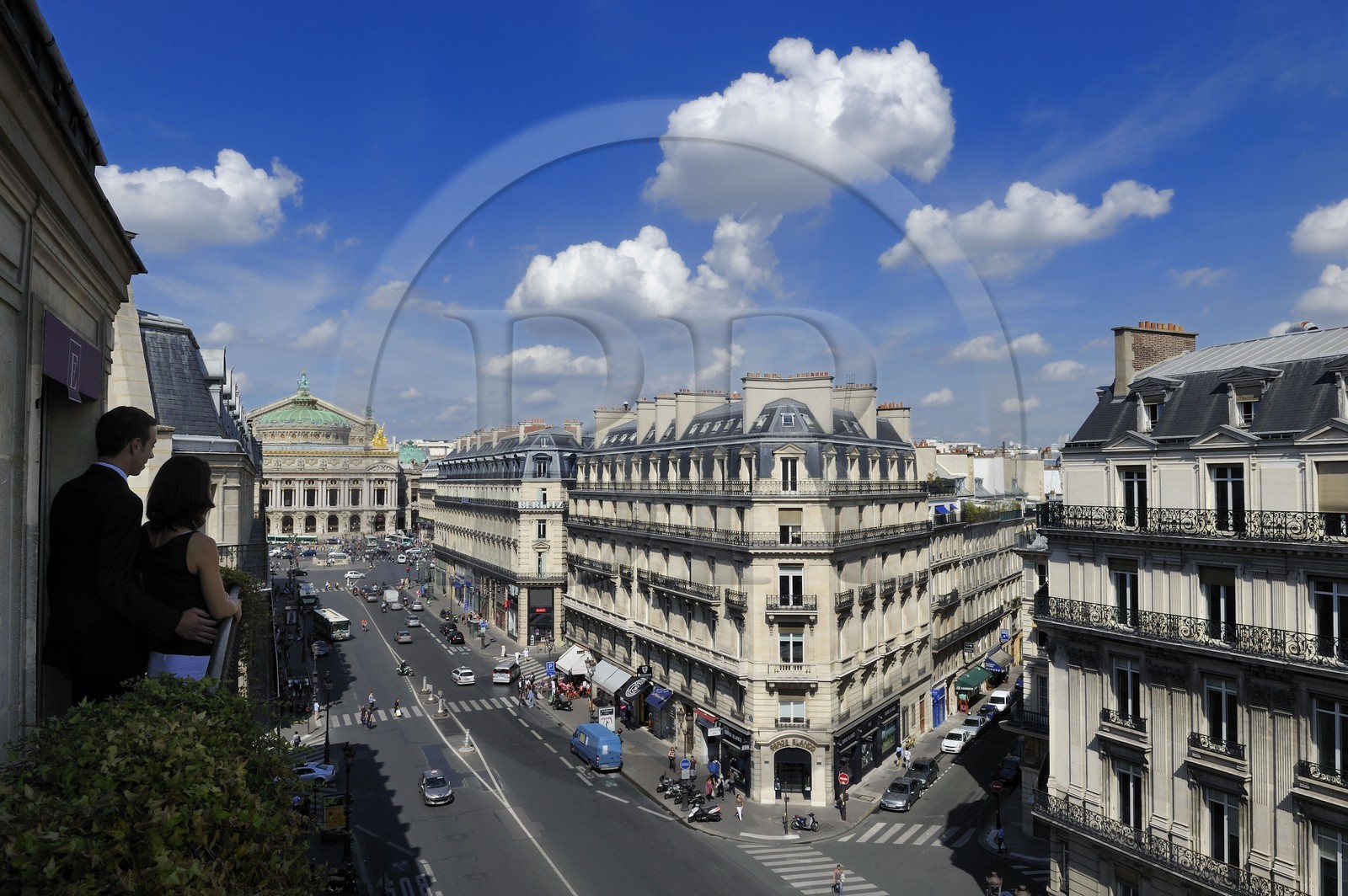 France, Paris (75), avenue de l'Opéra, couple d'amoureux sur le balcon d'une suite de l'hôtel Edouard 7 avec l'Opéra Garnier (1875) en arrière-plan