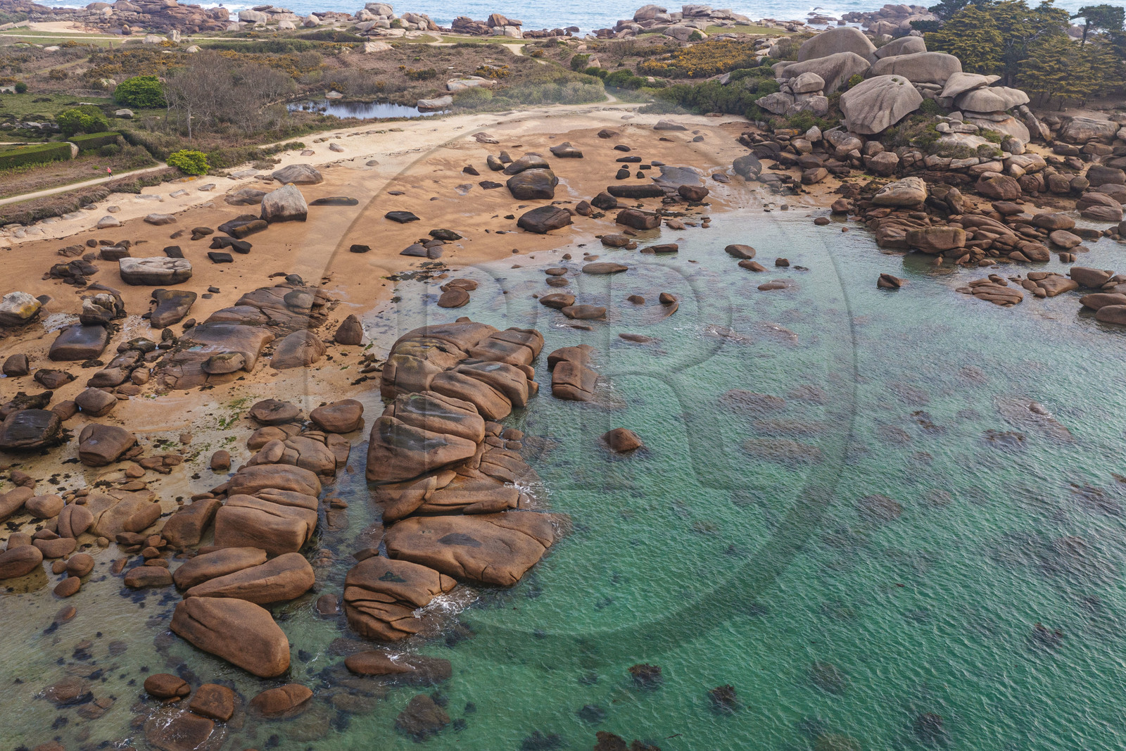 France, Côtes-d'Armor (22), Côte de Granit Rose, Trégastel, Ile Renote, le chaos granitique (vue aérienne)
