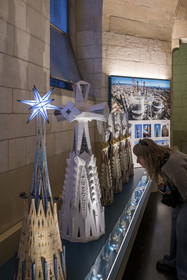 Espagne, Catalogne, Barcelone, quartier de l'Eixample, basilique de la Sagrada Familia de l'architecte du modernisme catalan Antoni Gaudi classée Patrimoine Mondial de l'UNESCO, maquettes des sommets de différentes tours exposées dans la partie muséale