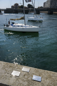 France, Vendée (85), Les-Sables-d'Olonne, la Jetée des skippers classés de la course du Vendée Globe, 113 plaques sont disposées sur le muret de la Petite Jetée et constituent une ligne du temps de 178 mètres où 2 mètres représentent 1 jour