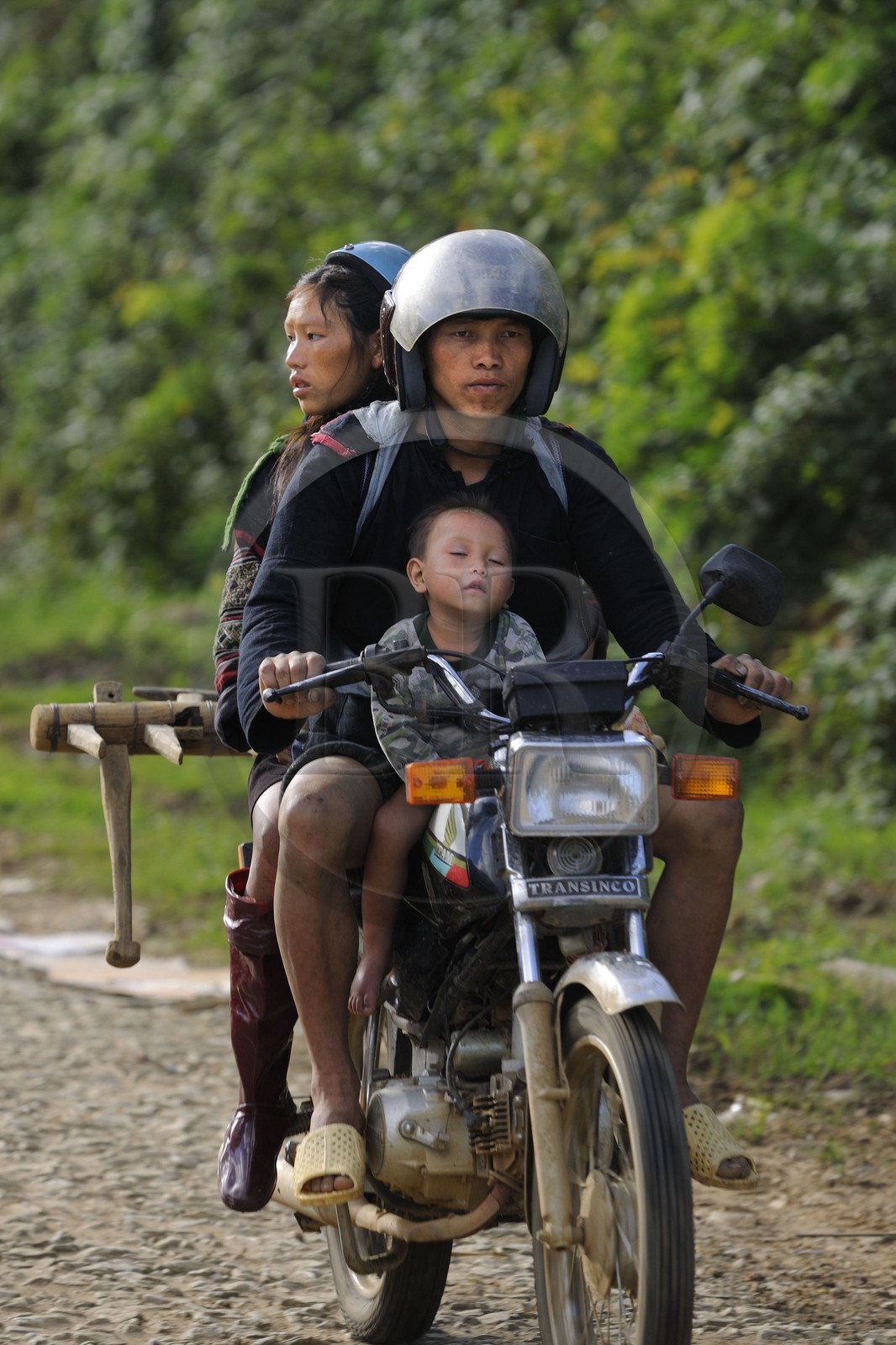 Vietnam, province de Lao Cai, région de Sapa, famille de la minorité Hmong Noir à moto