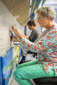 France, Hérault (34), Lodève, Manufacture de la Savonnerie unique annexe de la Manufacture Nationale de tapis de la Savonnerie des Gobelins, réalisation par la licière Odile Berthier sur un métier à tisser d'un tapis de haute lice Jardin d'Eau dessinée par Stéphane Calais