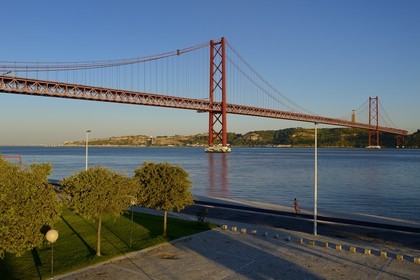 Portugal, Lisbonne, le pont du 25 de Abril sur le Tage et le  le Cristo Rei (Christ Roi)