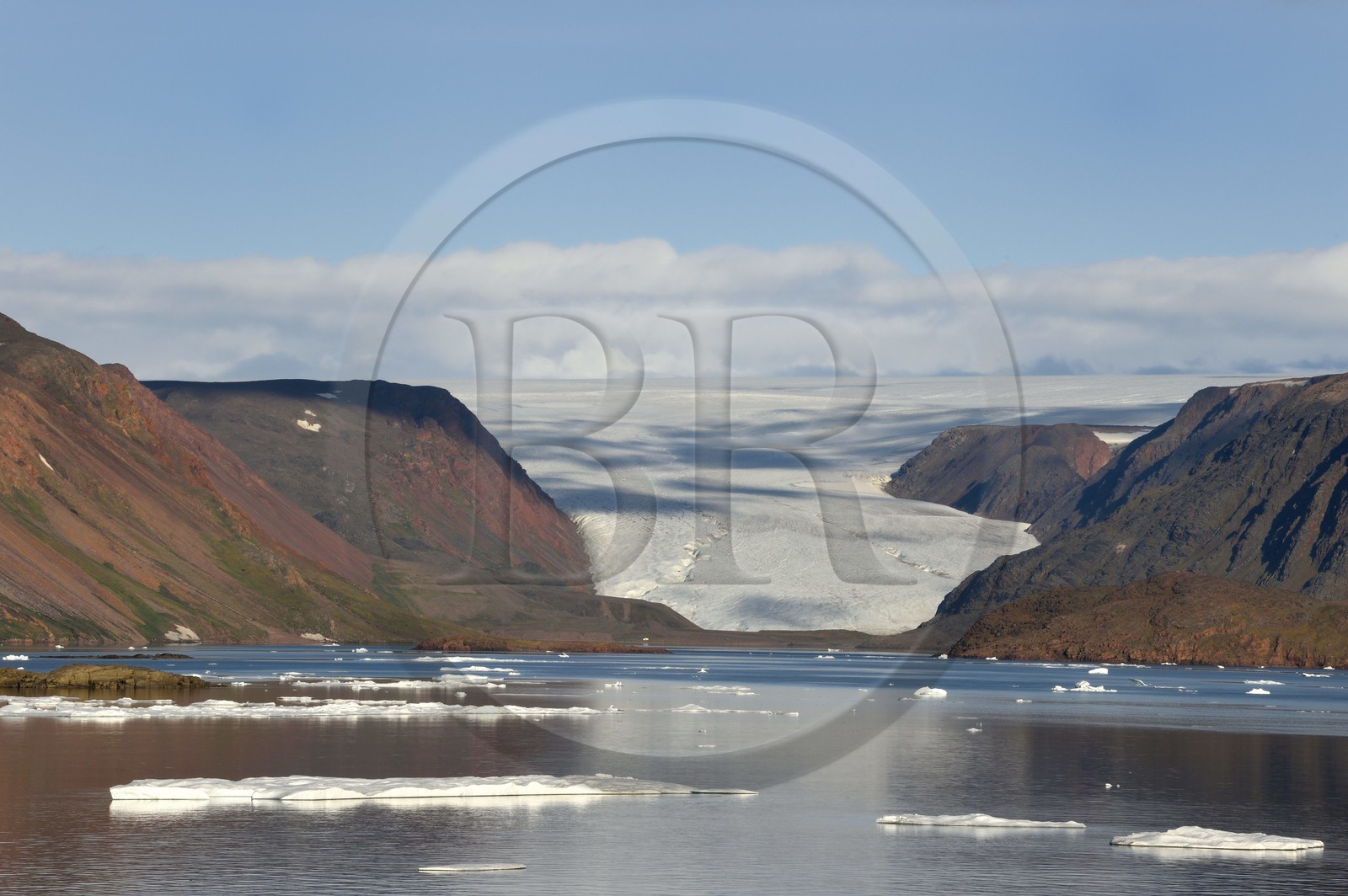 Groenland, cote Nord-Ouest, Smith sound au nord de la baie de Baffin, Inglefield Land, site de Etah dans le Foulke fjord, campement inuit aujourd'hui abandonné qui servit de base à plusieurs expéditions polaires, glacier Brother John et la calotte glaciaire en arrière plan