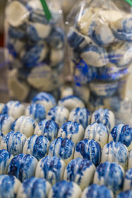 France, Nièvre (58), Nevers, Patissier Chocolatier A La Tentation, les faïençons, de délicats chocolats blancs aux reflets indigo inventés par le confiseur Thierry Cagnat
