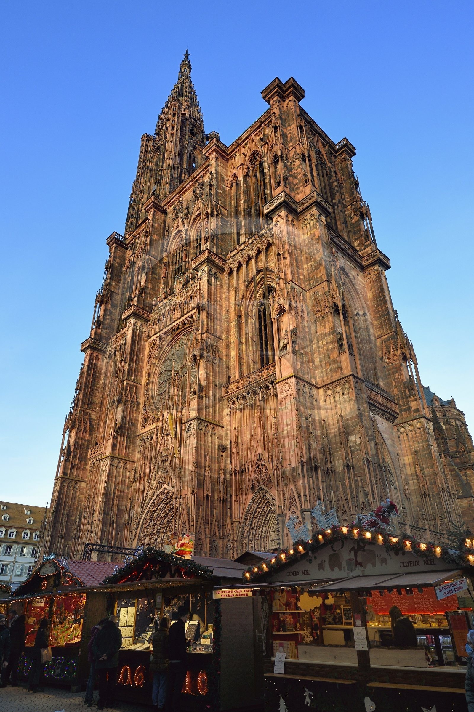 France, Bas-Rhin (67), Strasbourg, vieille ville classée au Patrimoine Mondial de l'UNESCO, marché de Noël (Christkindelsmarik) au pied de la Cathédrale Notre Dame