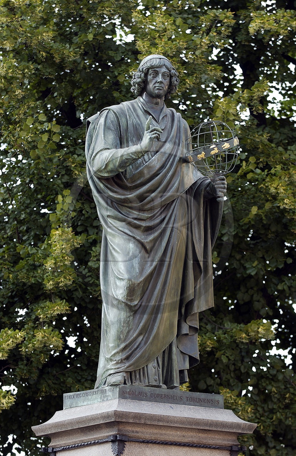 Pologne, Kujavie-Poméranie, ville de Torun, statue de Copernic natif de la ville sur la place du marché de la vieille ville