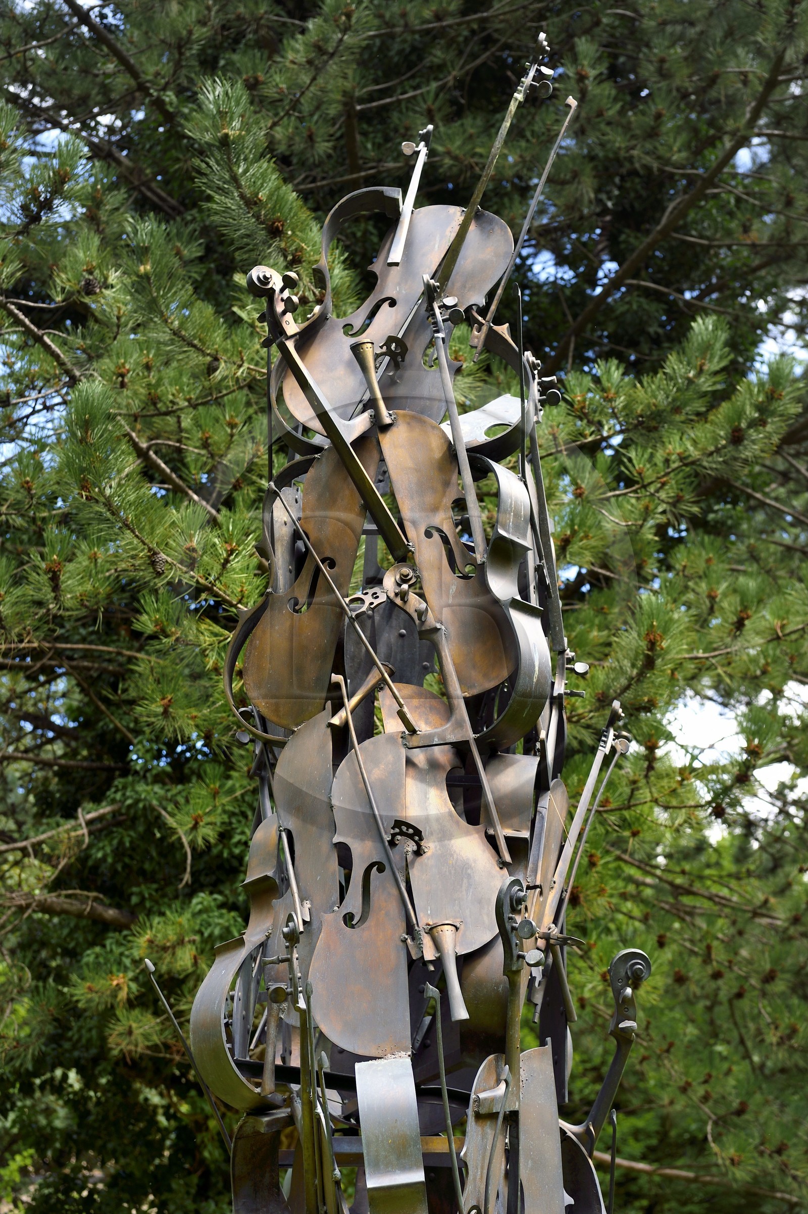 Switzerland, canton of Valais, Martigny, Pierre Gianadda Foundation, Arman, Contrepoint pour violoncelles, fonte et bronze, 1984