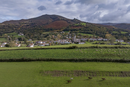 France, Pyrénées-Atlantiques (64), Pays-Basque, Ainhoa, labellisé Les Plus Beaux Villages de France (vue aérienne)