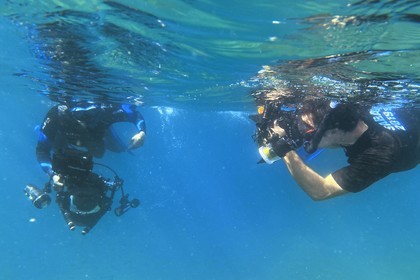 Sultanat d'Oman, gouvernorat de Mascate, réserve naturelle des Iles Daymaniyat, la photographe-plongeuse Maisa Al Hooti avec le plongeur photographe et réalisateur de films Darryl MacDonald