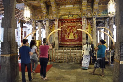 Sri Lanka, province du centre, Kandy, ville sacrée classée patrimoine mondial de l'UNESCO, Temple de la Dent de Bouddha (Sri Dalada Maligawa), porte donnant accès à la partie inférieure du temple sacrée qui renferme la relique de la Dent de Bouddha