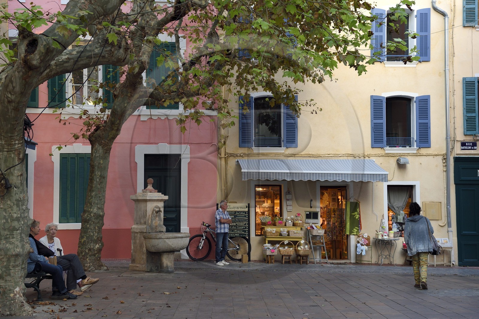 France, Var (83), Sanary-sur-Mer, ruelle de la vieille ville