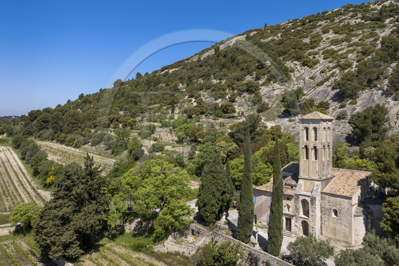 France, Vaucluse (84), Dentelles de Montmirail, Beaumes-de-Venise, la chapelle Notre-Dame d'Aubune des XIe et XIIIe siècles au pied du plateau des Courens est un des plus beaux exemples d'art roman provençal (vue aérienne)