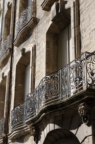 France, Herault, Pezenas, Hotel Flottes de Sébasan place Gambetta, wrought iron balcony