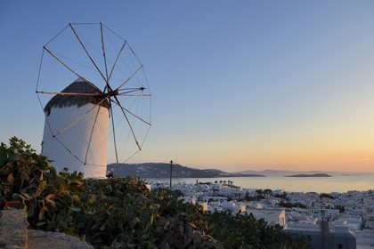 Grèce, Les Cyclades, mer Égée, île de Mykonos, Chora (Mykonos town), moulin à vent surplombant la vieille ville et les cinq moulins (Kato Mili) en arrière plan