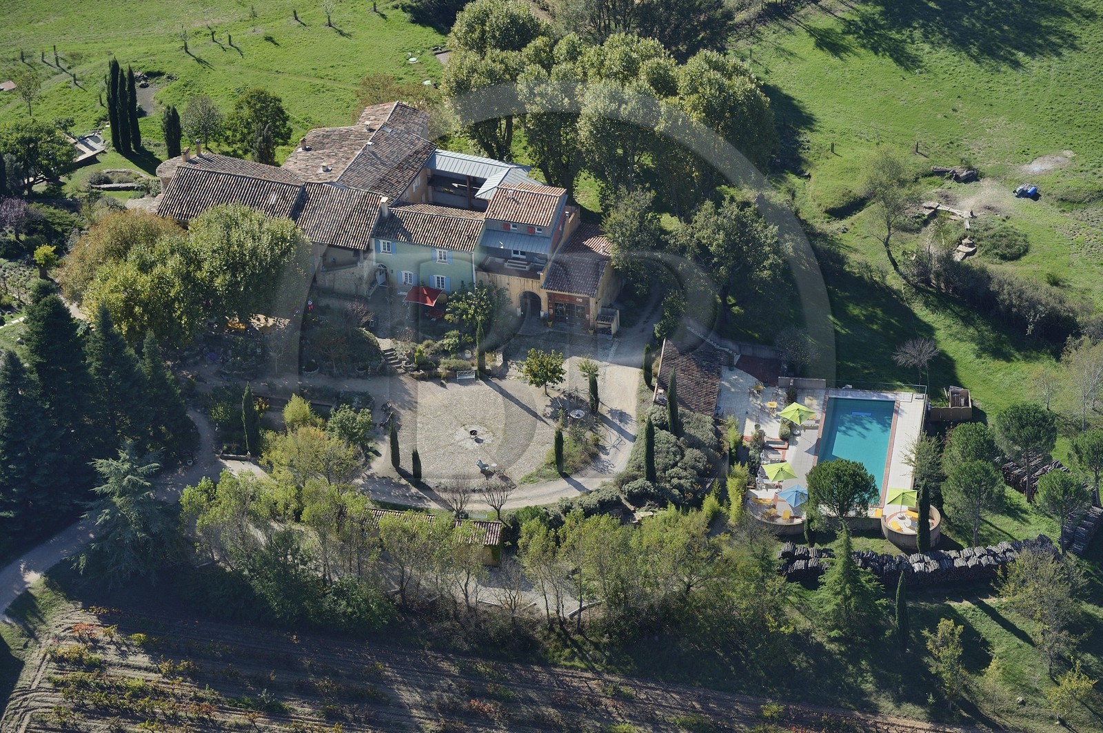 France, Var (83), Provence Verte, Bras, vers Saint-Maximin-la-Sainte-Baume, la maison d'hotes Le Peyrourier - une campagne en Provence (vue aérienne)