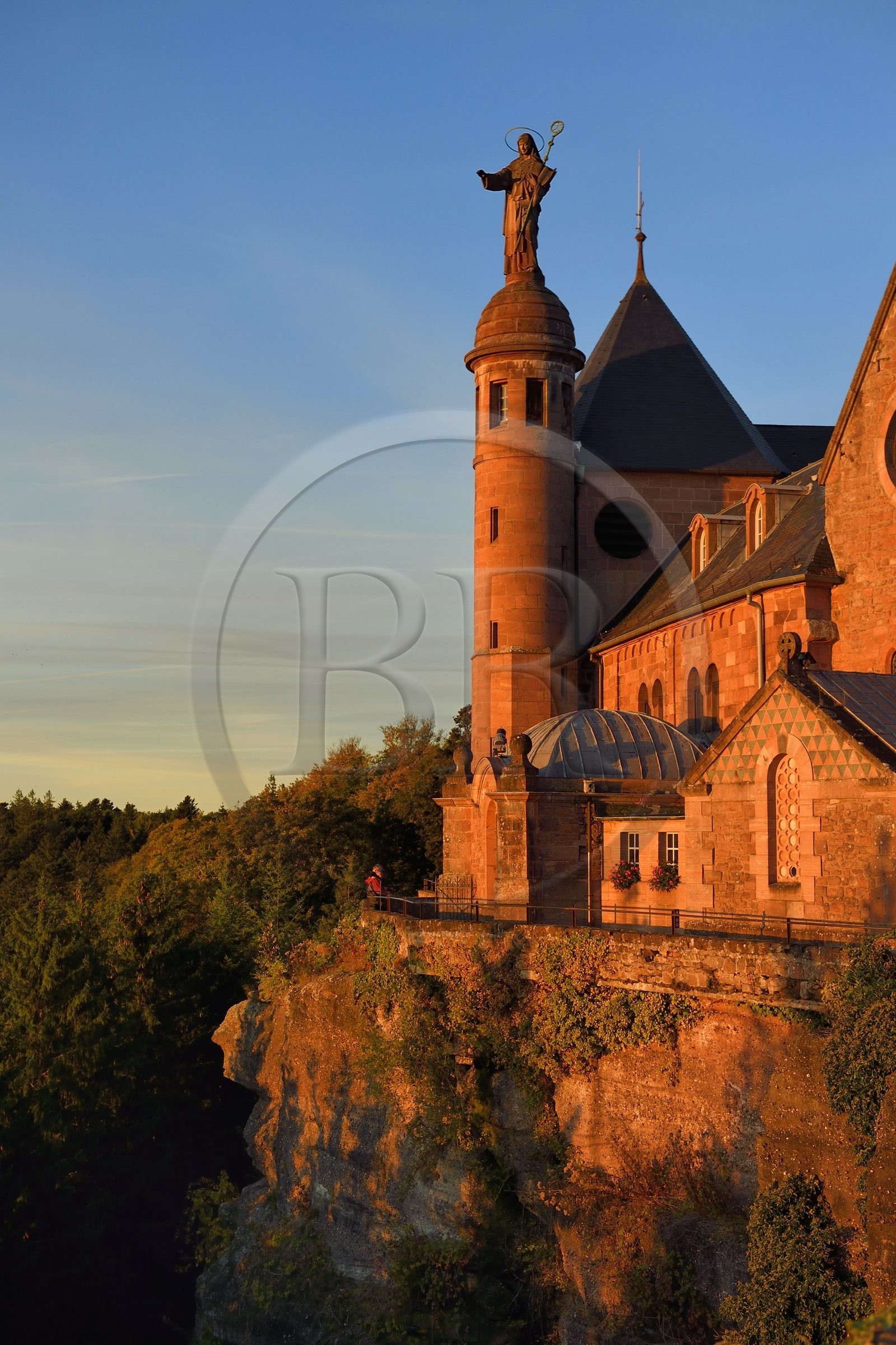France, Bas-Rhin (67), Mont Saint-Odile, abbaye de Hohenbourg encore appelée couvent du Mont-Sainte-Odile, statue de Sainte Odile placée sur le toit du couvent et faisant face à la plaine d'Alsace