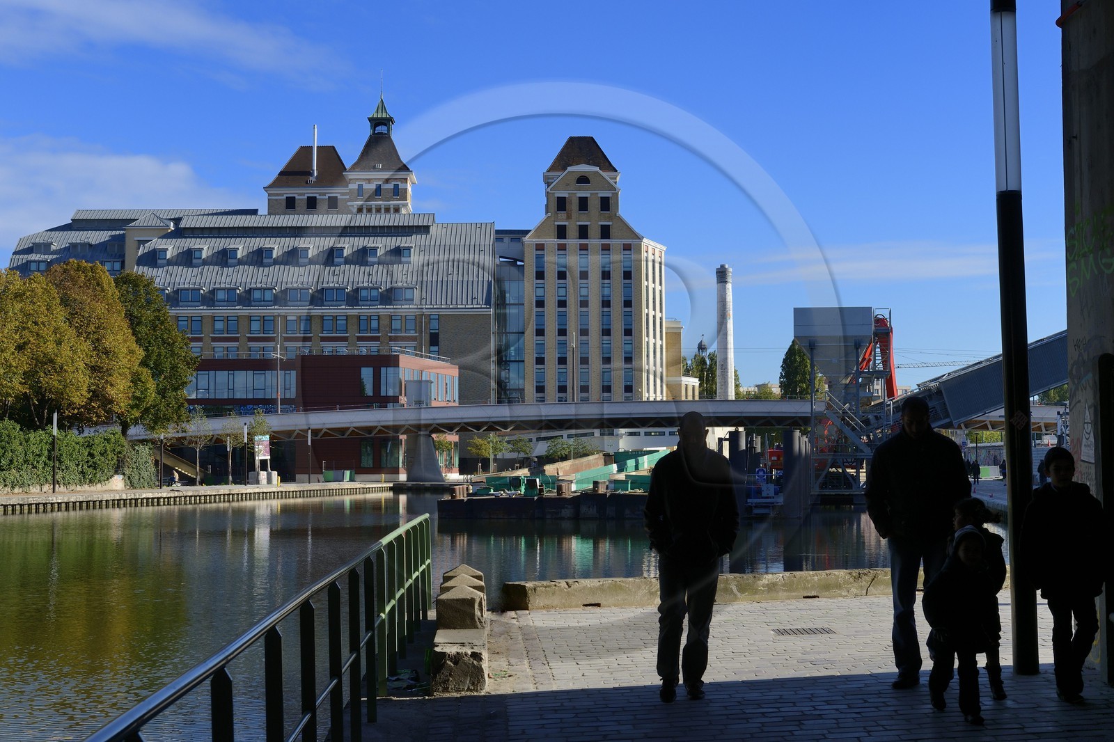 France, Seine-Saint-Denis (93), Pantin, Les anciens Grands Moulins de Pantin créées en 1884 réhabilités pour y réaliser un ensemble immobilier de bureaux conçu par le cabinet d'architectes Reichen et Robert pour BNP-Paribas Securities Services, le canal de l'Ourcq