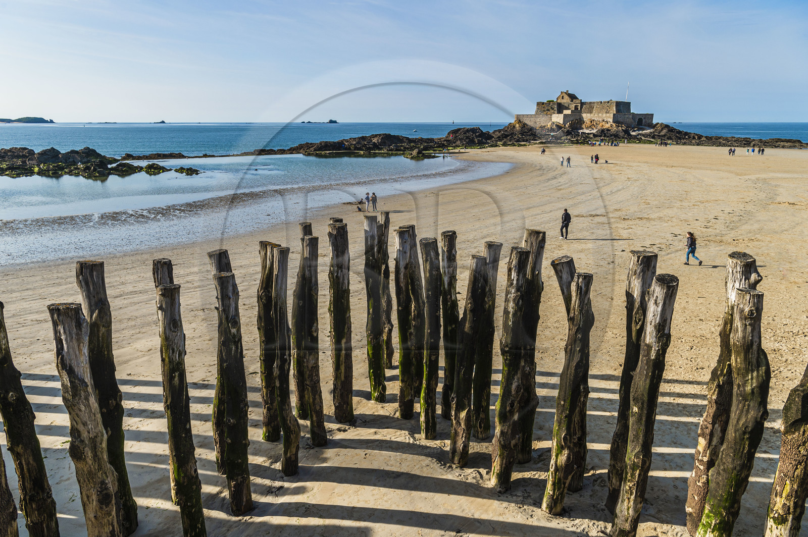 France, Ille-et-Vilaine (35), Côte d'Emeraude, Saint-Malo, Fort National conçu par Vauban et construit par Siméon Garangeau de 1689 à 1693, la plage de l'eventail à marée basse avec ses brise-lames en bois