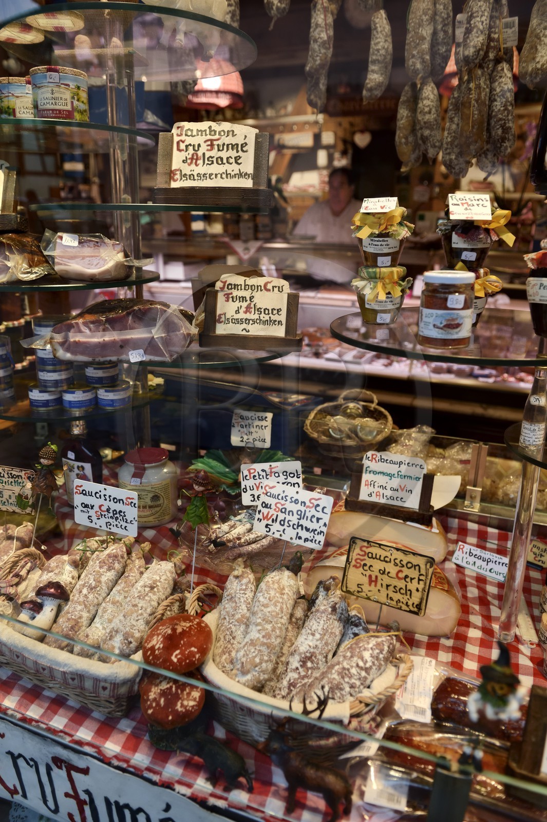 France, Haut-Rhin (68), Route des Vins d'Alsace, Ribeauvillé, produits du terroir dans la vitrine de la Boucherie - Charcuterie Hubert siedel