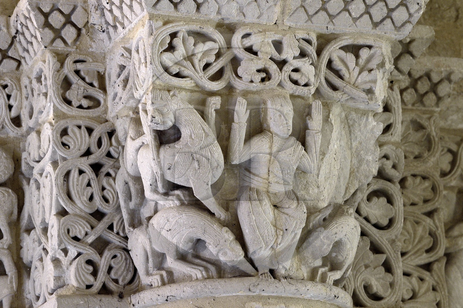 France, Charente-Maritime (17),  Saintonge, Saintes, la basilique Saint-Eutrope, chapiteau représentant Daniel dans la fosse aux lions (fin XIème siècle)  dans l'église haute