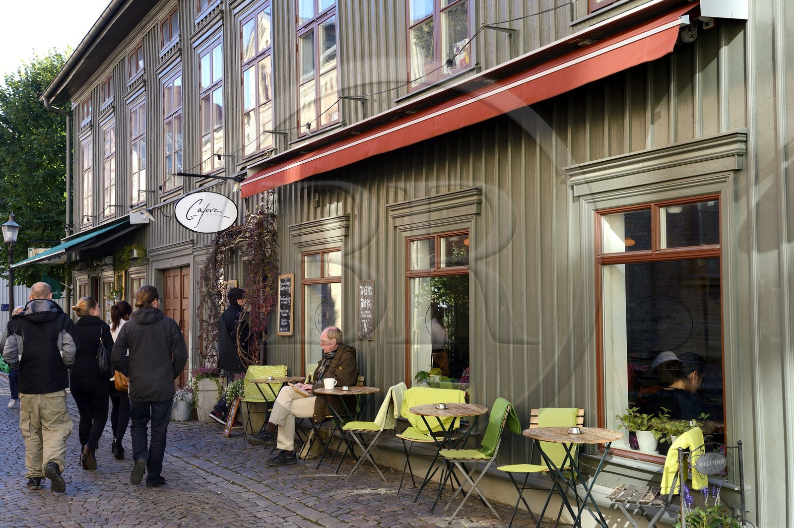 Suède, Västra Götaland, Göteborg (Gothenburg), quartier de Haga, terrasse de Café dans la rue Haga Nygata