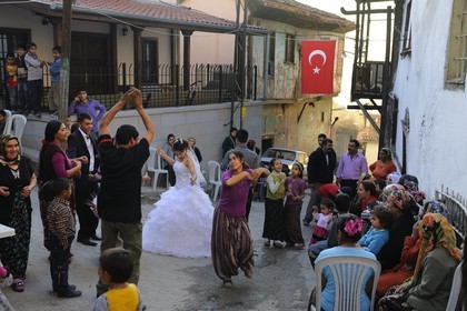 Turquie, Anatolie centrale, Ankara, la citadelle dans la vieille ville, mariage gitan dans la rue